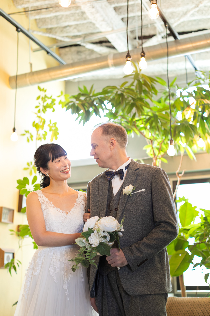 腕を組んで見つめ合いポーズ。