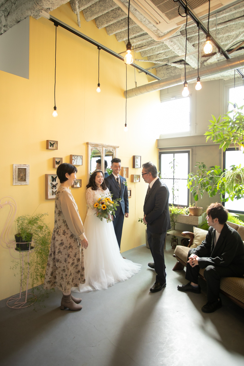 撮影を見守る家族