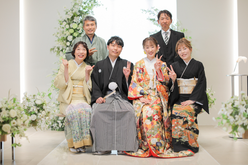 ご両親様も正装で家族写真を