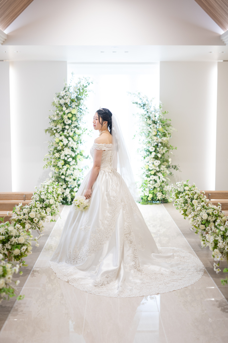 ビジューが輝く光沢感のある美しいドレス