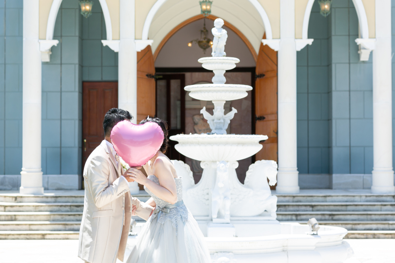 モニュメント前で