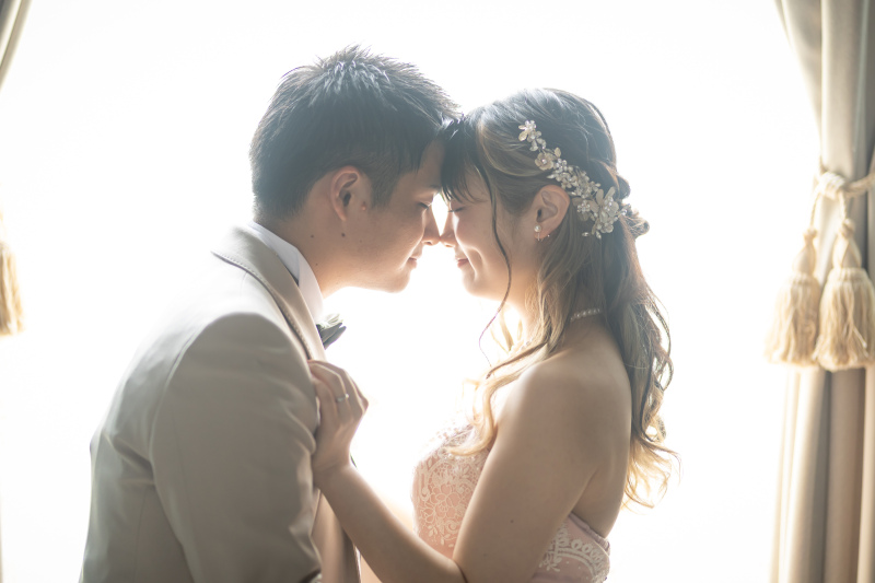 窓辺で光と影のひととき