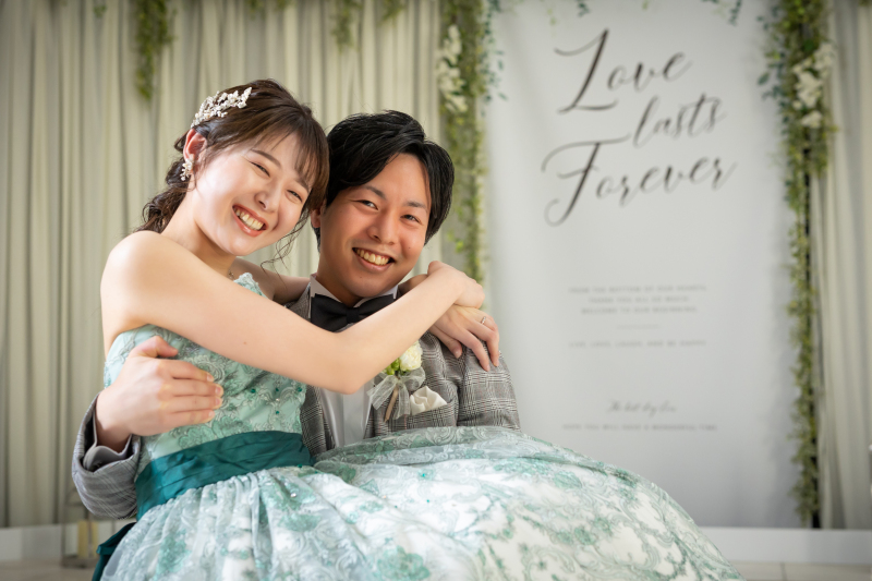 オーバーカラードレス姿でウエディングフォト