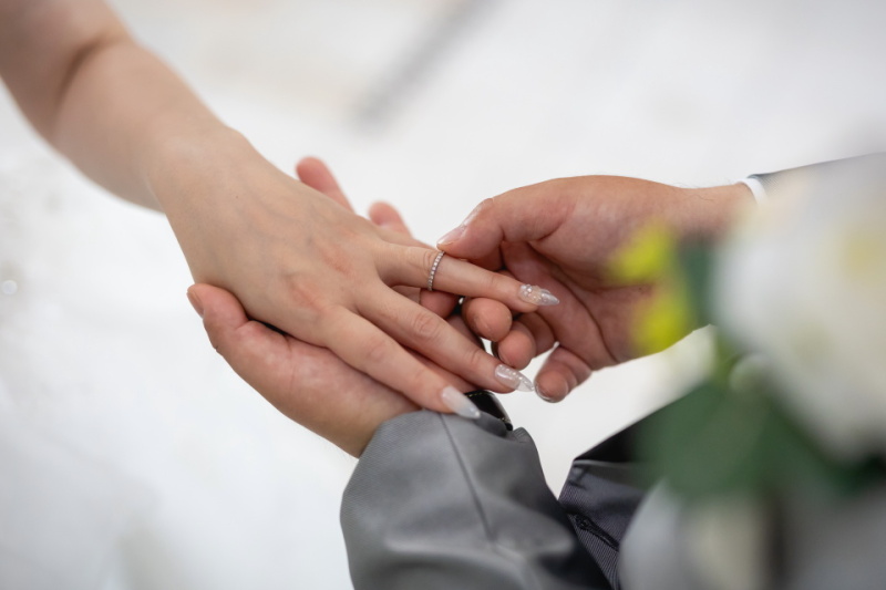 そっと左手の薬指に