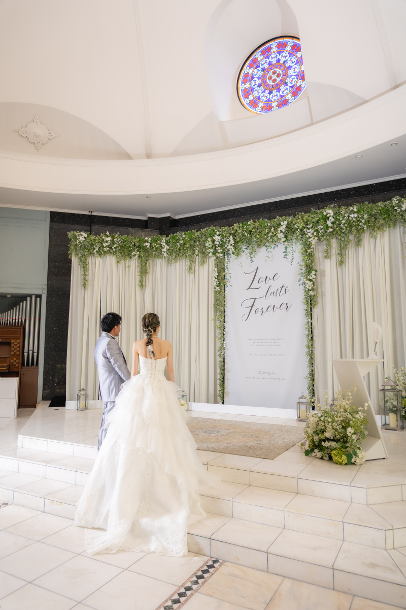 手を取り合い歩む道