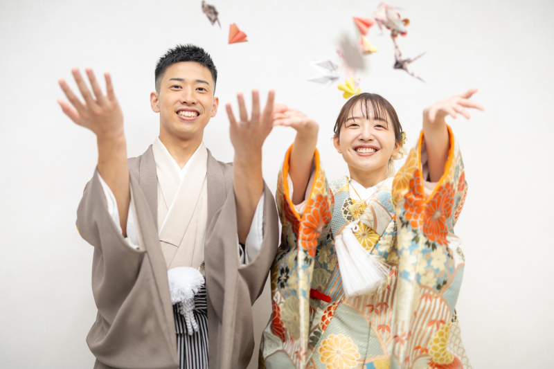 折り鶴シャワー!お二人のにこにこ笑顔に注目!