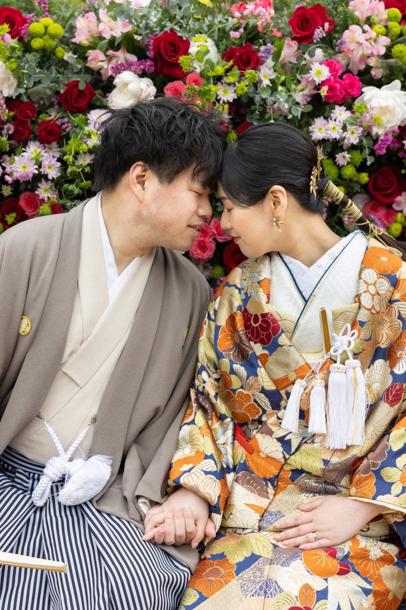 お花のアーチの前でおでこコツン♡