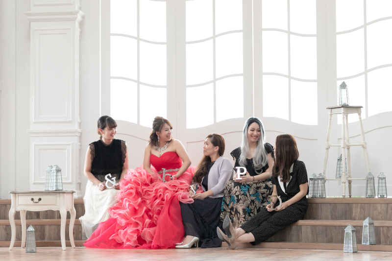 スタジオでカラードレス