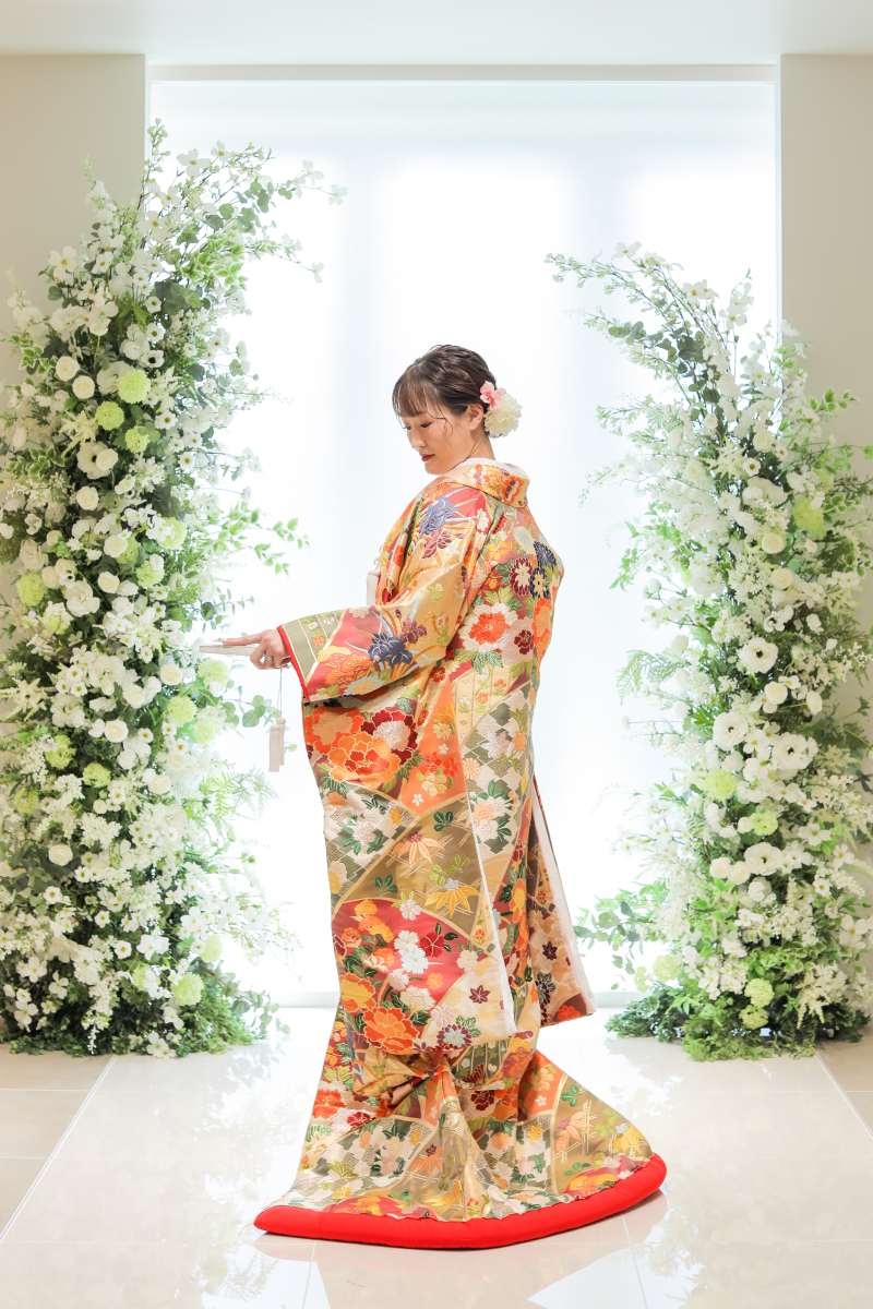 春秋を彩る様々な花が咲き誇る色打掛