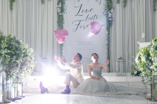 ハートのバルーンと一緒にチャペル撮影