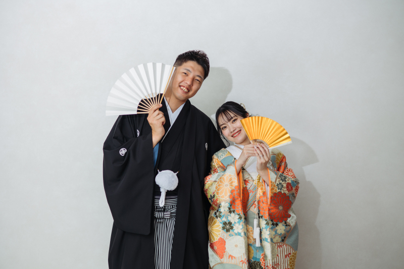 扇を手に、和やかな笑顔ショット