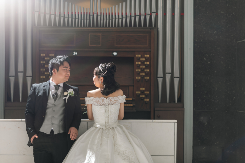 パイプオルガンの前で