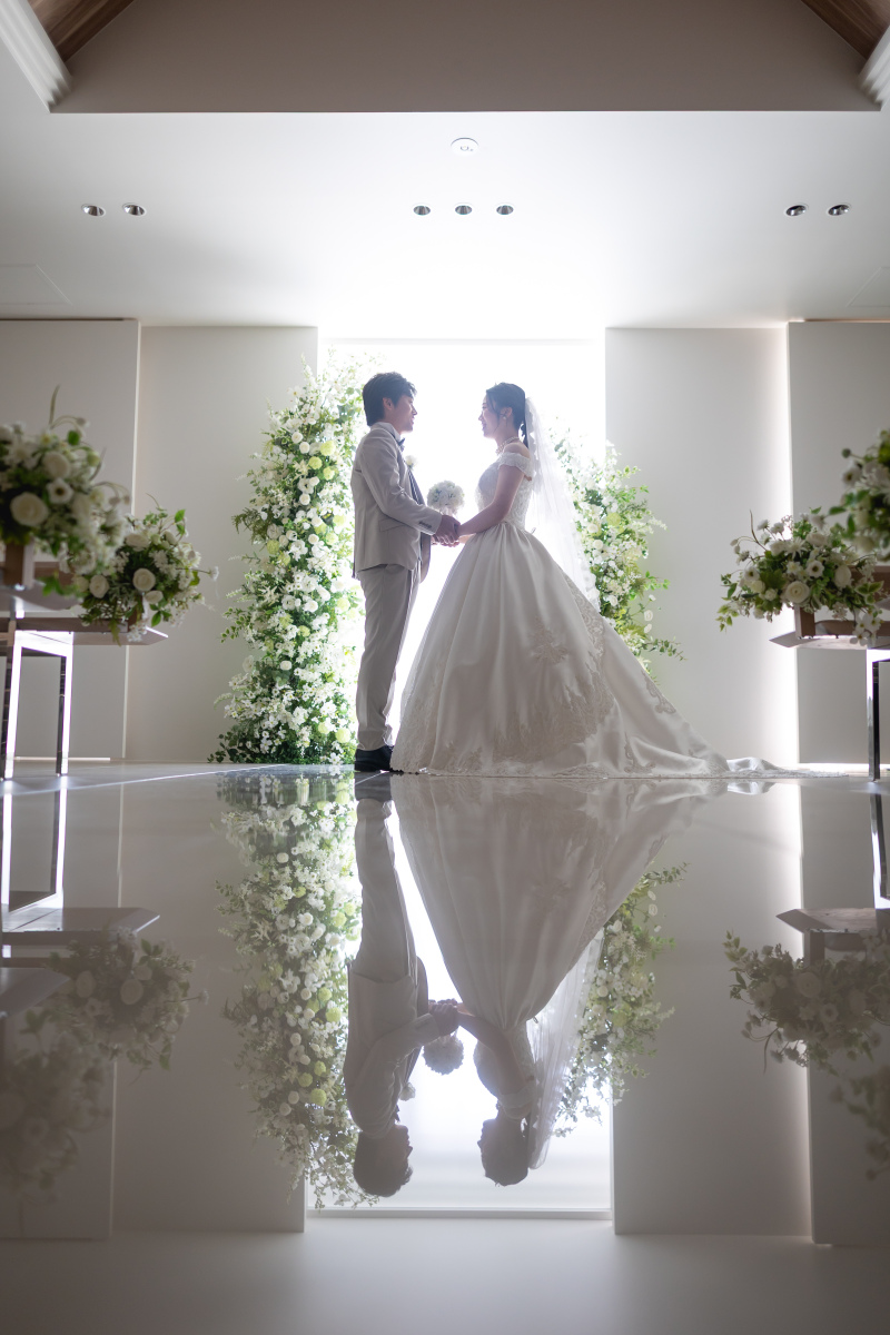 バージンロードにお二人のお姿が映ります