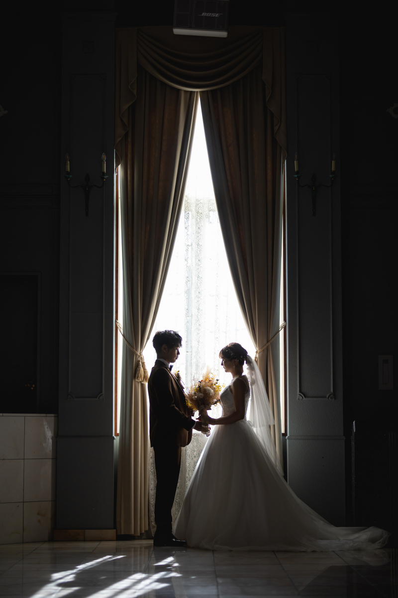 照明ではなく、自然の光が生み出す時間の流れ。二人がふと見つめ合った、その静かな“間”を、そっと封じ込めました。写真を見返したとき、あの日の感情がよみがえるような一枚を撮りたいと思っています。