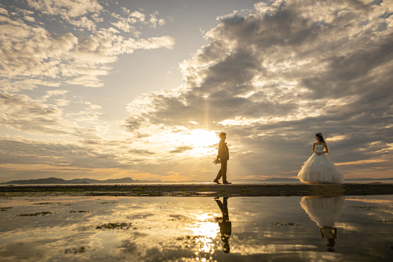 瀬戸内海の夕景、刻一刻と変わる光と雲。その中で二人の距離と表情が、シンプルな構図の中にしっかりと浮かび上がるように意識しました。逆光・シルエット・水面の反射自然の美しさを活かすのがスタイルです。