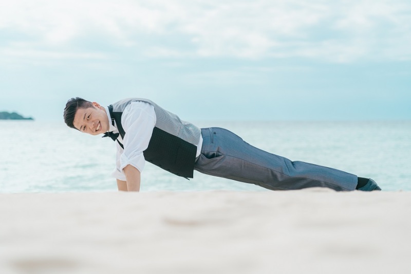 ビーチで腕立て！