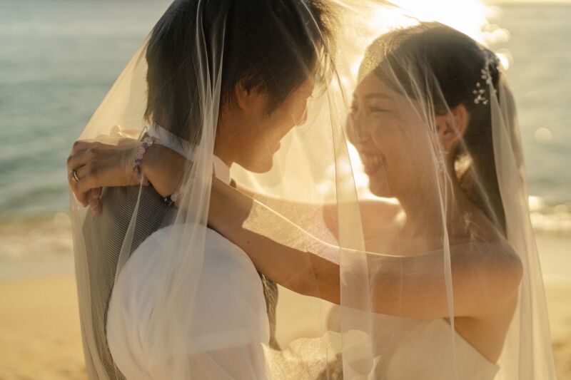 ベールの中の幸せな笑顔