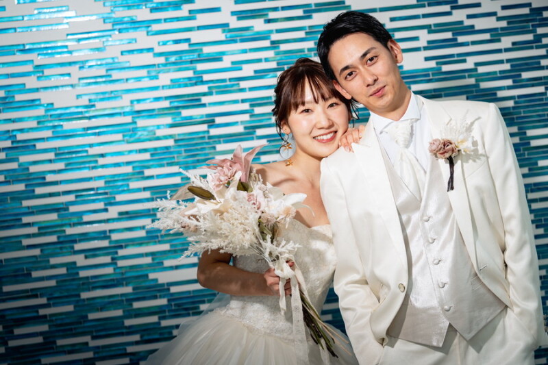 ブルーの壁を背に肩を寄せて♡