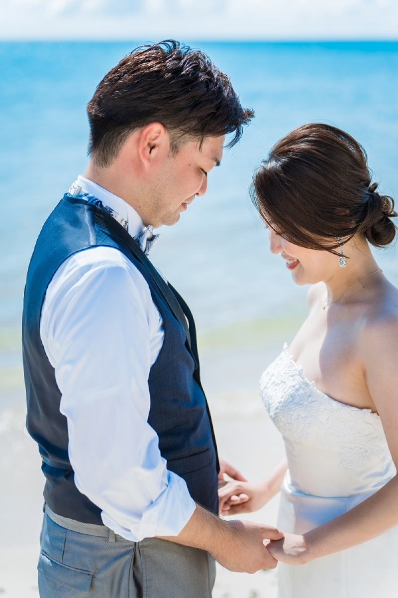 手を取り合って