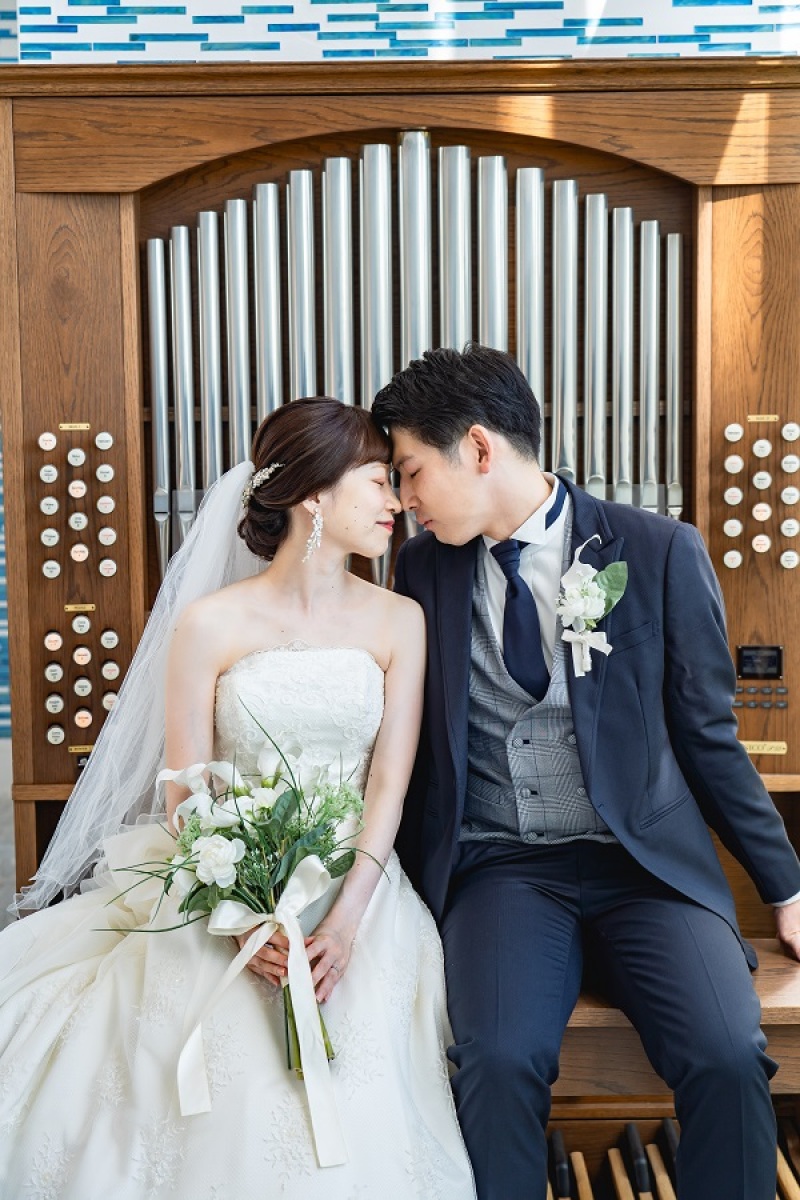 オルガンを背に