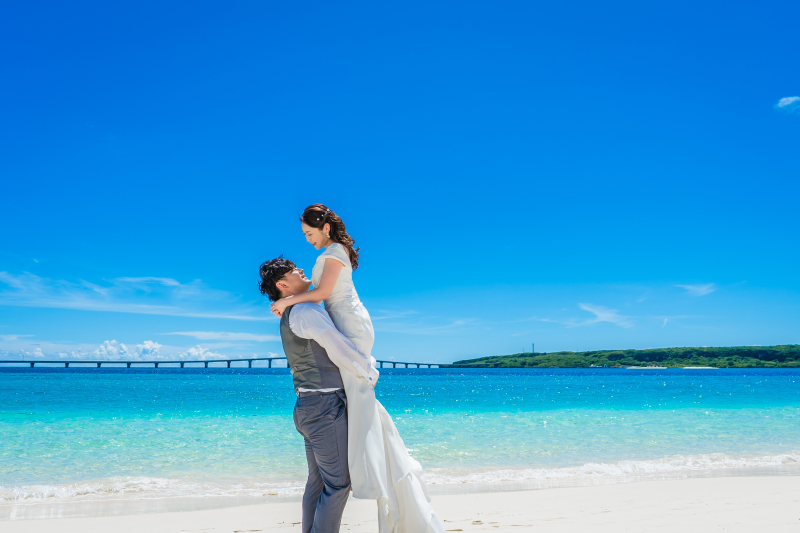海風になびく縦抱っこショット