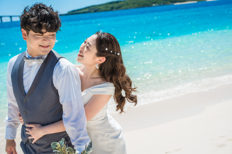 寄り添いながら歩くビーチ時間