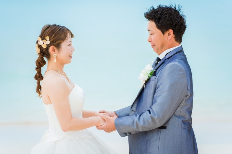 手を取り合って