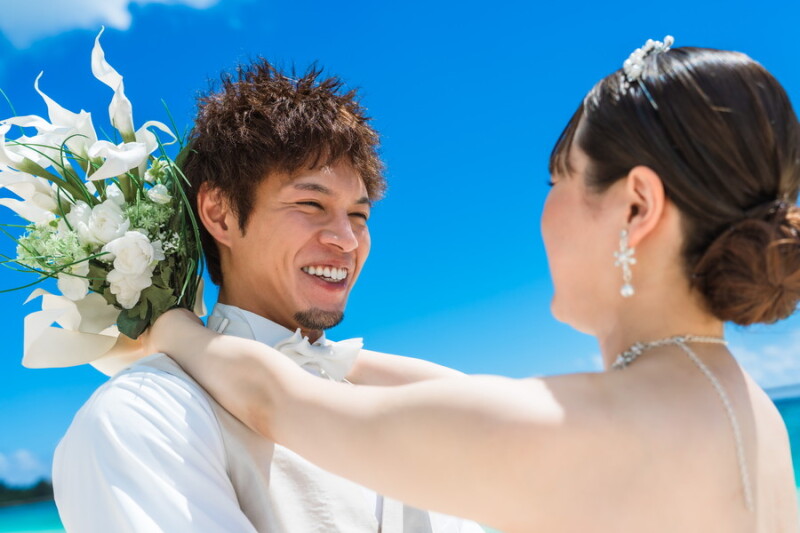 青空の下、見つめ合うふたり