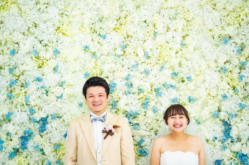 満点の笑顔と広がるお花