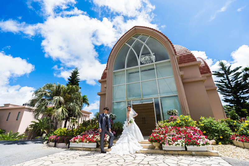 青空の下でチャペル前リフレッシュショット