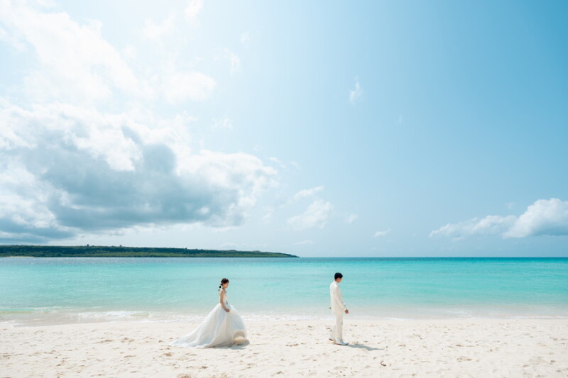 広がる水平線とふたりのシルエット