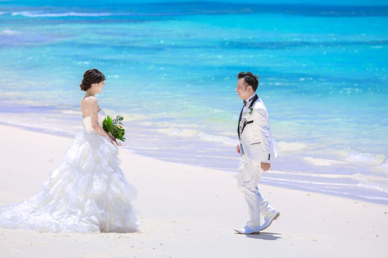 キラキラとした青い海をバックに