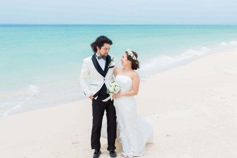 ラムネブルーの海をバックに