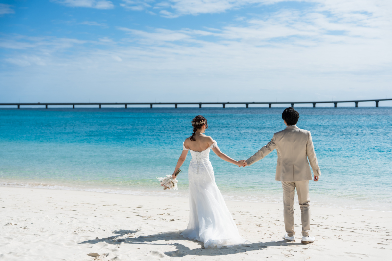 手繋ぎのバックショットはビーチ撮影の必須カット！