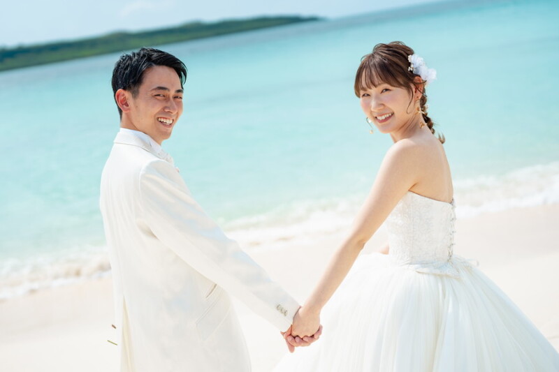 笑顔で手をつなぎビーチをお散歩～♪