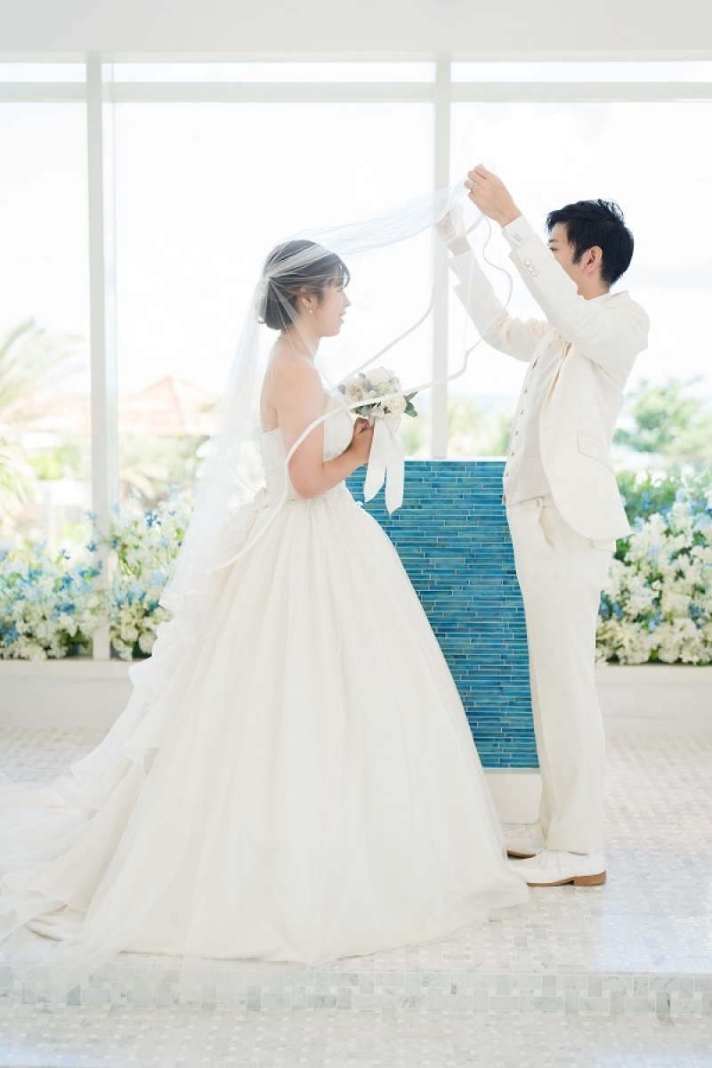 挙式風にベールアップシーン