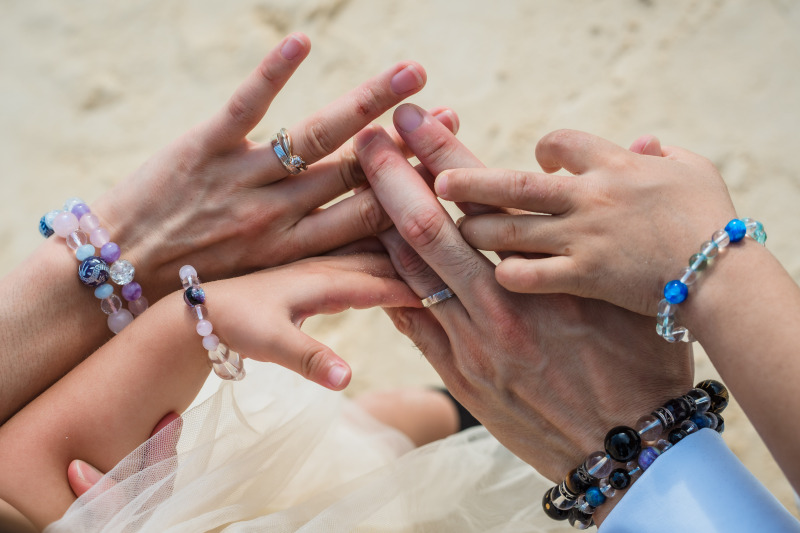 家族おそろいブレスレットの手元ショット