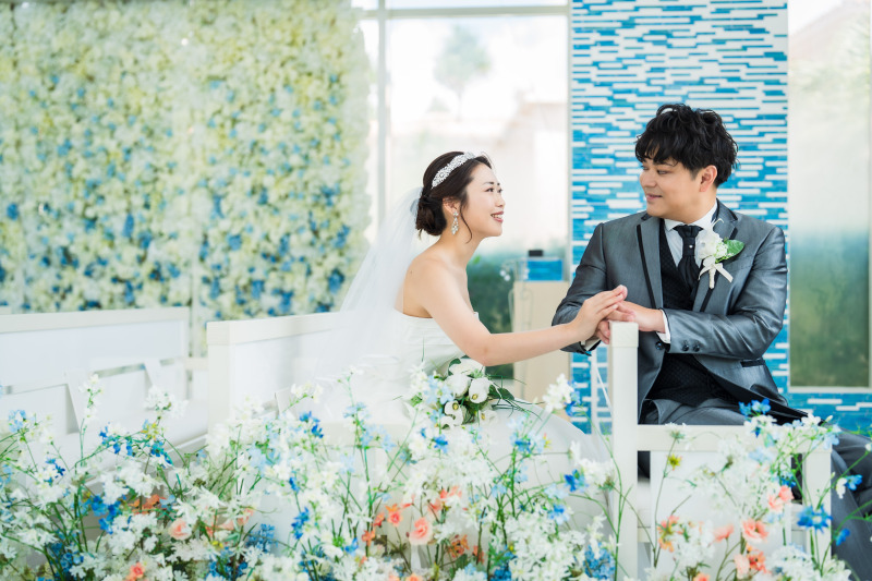 花々に囲まれた優しいワンシーン