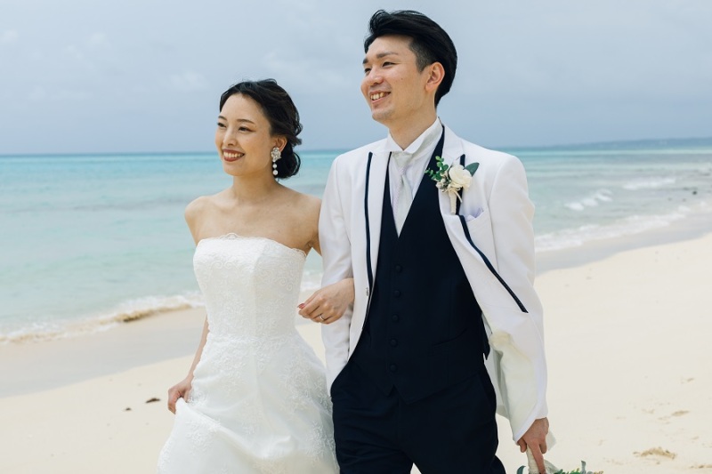 腕組みしながら