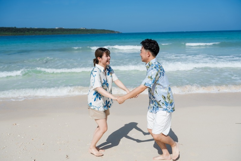 手を取り合って