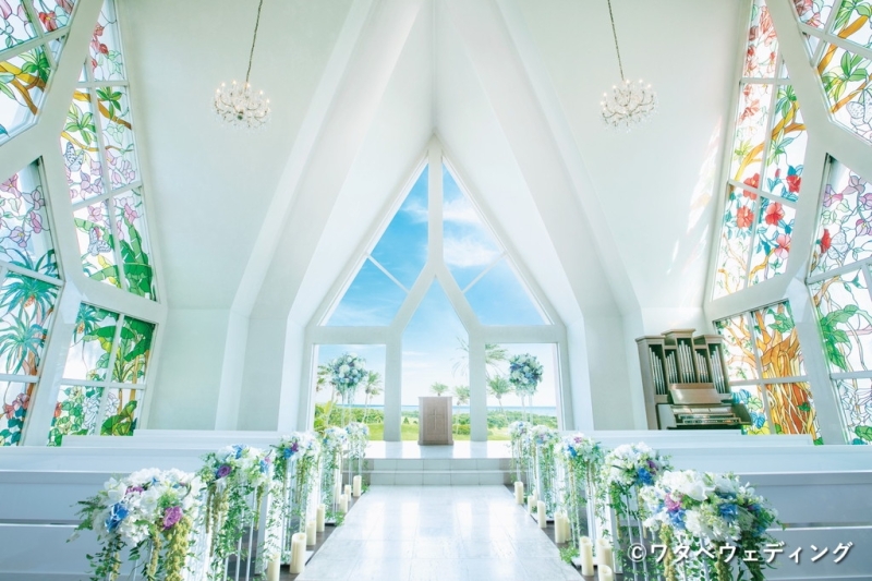 華麗なステンドグラスが美しい"アラマンダ チャペル