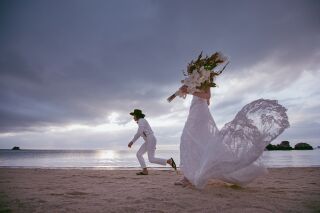 未来へ、進もう。写真がお元に届いた際に当日の感動が蘇り、色あせる事なく永遠にお二人の想い出となるよう1枚1枚丁寧に撮影を行います。一生残る写真だからこそクリエイティブな写真をお届けいたします。