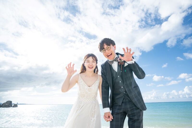 “はいっシーサー!”沖縄に来たら外せないのがシーサーポーズ!かっこよくポージングしたり、照れくさいポージングもしながら、合間でちょっとおちゃらけて、自然な笑顔溢れる楽しい撮影にしていきます(^^)