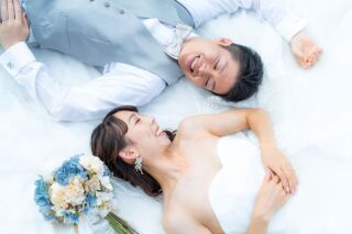 寝そべってお二人だけの時間を過ごしている雰囲気を壊さず、時には透明人間のようになって撮影します。どうぞ私の存在を忘れていつものお二人らしい時間を過ごしてください。その一瞬の表情を逃さず写真に残します。