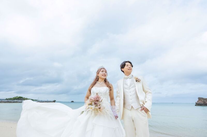 ドレスをなびかせ美しく。お二人が一生懸命選んだお気に入りの一着。だからこそドレスも主役になるようなショットもご提案。自然な表情で美しい写真も得意です!大自然に囲まれ美しい写真を撮影しましょう