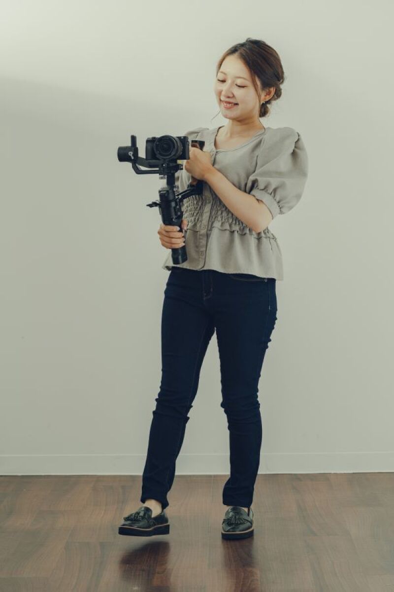 かっちりした雰囲気の映像からカジュアルなシーンなど幅広く撮影します。実際の音声を入れることができるので、沖縄で過ごす時間をより色濃く記念に残すことができます。写真とは違う形で記念に残してみませんか。