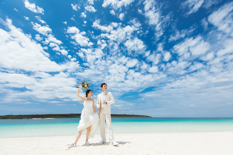 【宮古島限定】☆星空ツアー+ビーチフォトプラン☆宮古島で満天の星空のもと幻想的なおふたりに演出します*選べる衣裳・ヘアメイク付♪