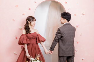 可愛さ満点♡ピンクアーチで残すフォトウェディング