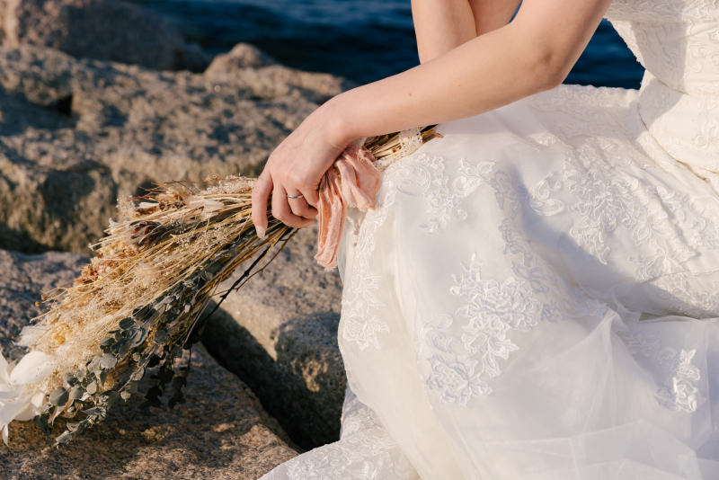 ドライフラワーを持って