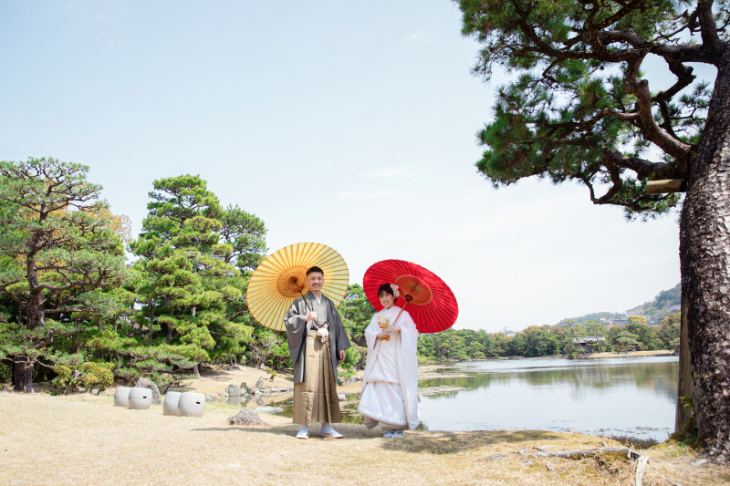 視界の広く開けた日本庭園で撮影